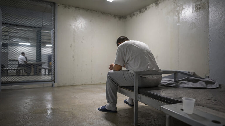 Polacy w ośrodkach deportacyjnych USA. Suwerenność nie zwalnia z godności
