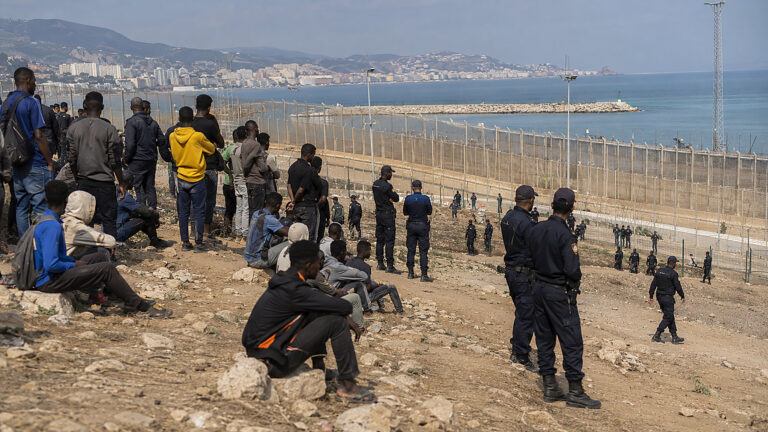 Ceuta pod presją. Maroko zatrzymało 294 migrantów przy granicy