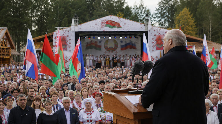 Łukaszenka znów miesza Białorusinów z Rosją. Groźna lekcja z Mińska