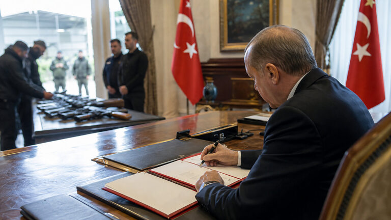 Erdogan podpisał ustawę o PKK. Amnestia warunkowa i twardy test dla Turcji