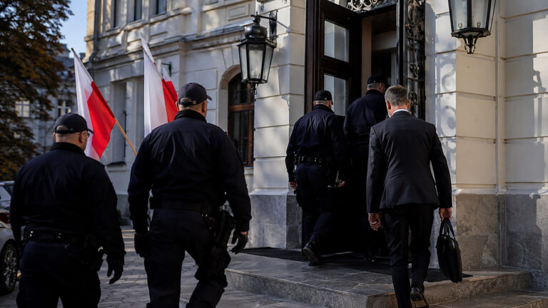 Święczkowski zawiadamia prokuraturę. Spór o wejście policji do TK