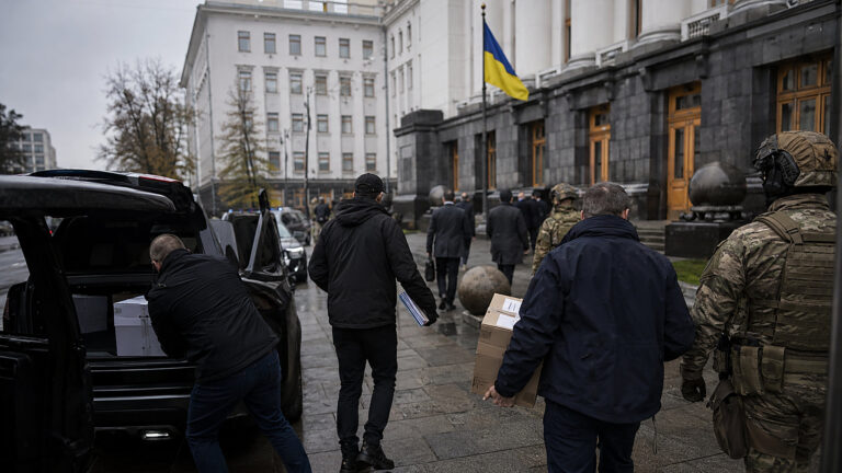 Operacja „Forrest Gump” na Ukrainie. Trop prowadzi do Biura Prezydenta