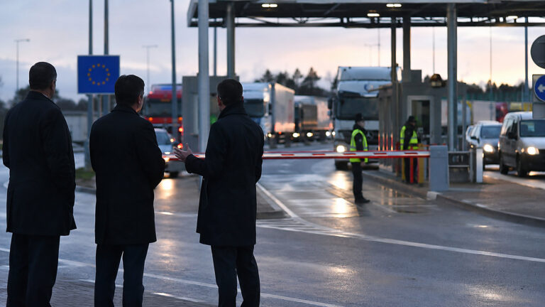 Schengen pod ostrzałem. Tusk kpi z planu Morawieckiego
