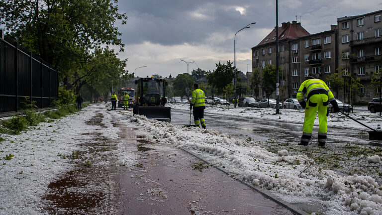 Chorzów gradobicie: białe ulice po burzy i sprzątanie na kilka dni