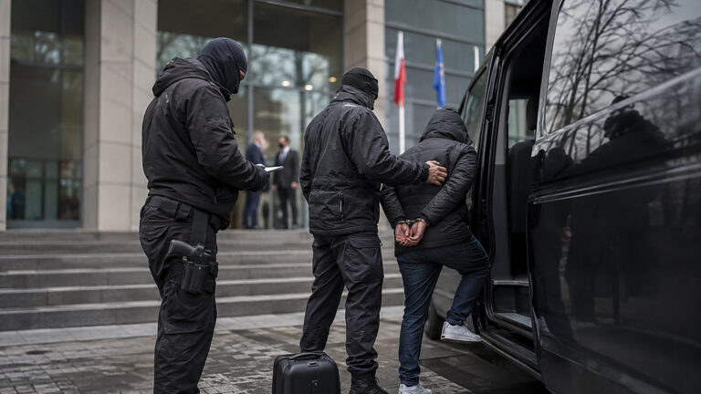 Schetyna atakuje plan Morawieckiego. Deportacje są testem powagi państwa