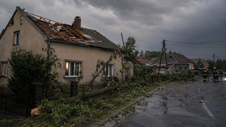 Burze na południu Polski. Zerwane dachy i setki interwencji