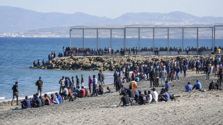 Ceuta znów pod presją. Plaża El Trampolín pełna migrantów