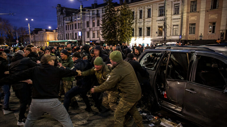 Łuck: 30 cywilów zaatakowało TCK. Mobilizacja pęka na oczach Ukrainy