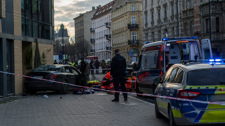 Tragedia w Krakowie. Dwie osoby nie żyją, dziecko walczy o życie