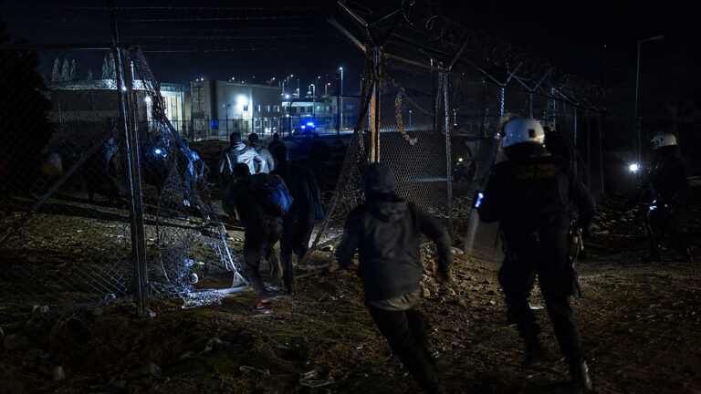 Zamieszki w greckim ośrodku. Ucieczka 35 migrantów i pościg policji