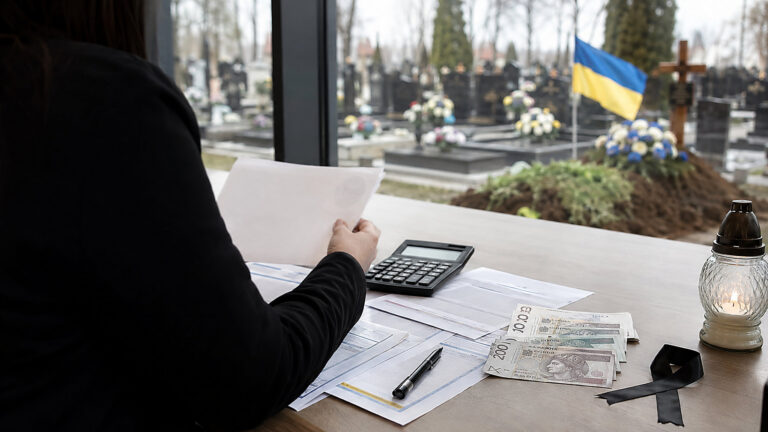 Zasiłek pogrzebowy z ZUS po pochówku na Ukrainie. Państwo musi liczyć pieniądze
