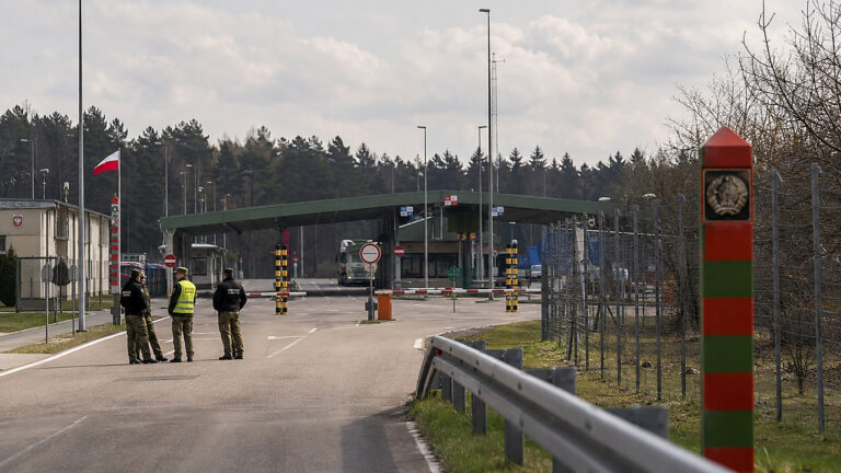 Mińsk łagodzi ton wobec Polski. Testem będzie Poczobut i granica