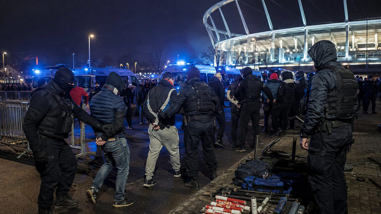 1020 zatrzymanych pseudokibiców. Policja pokazuje skalę przestępczego zaplecza