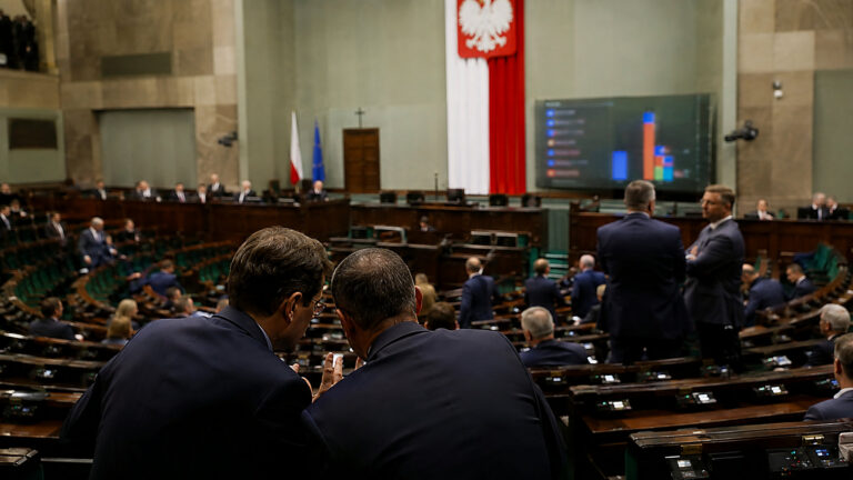 KO pierwsza, ale prawica ma 262 mandaty. Myrcha widzi mniej komitetów