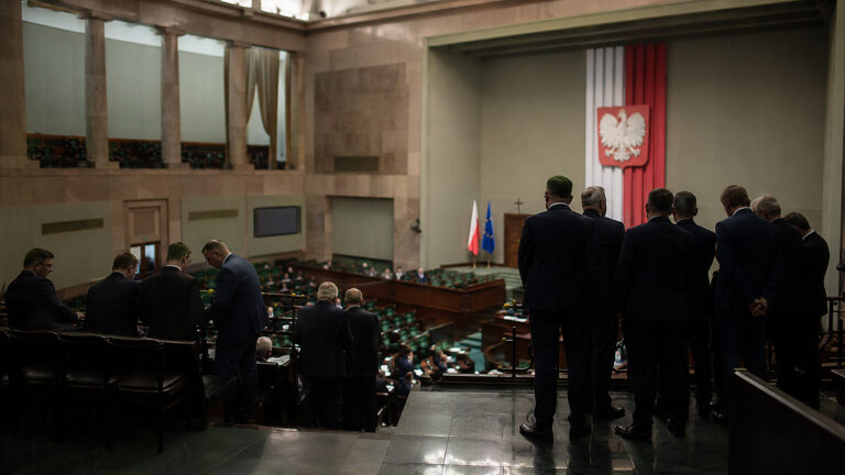 Sondaż WP: prawica ma większość dopiero z Braunem. Tusk traci grunt