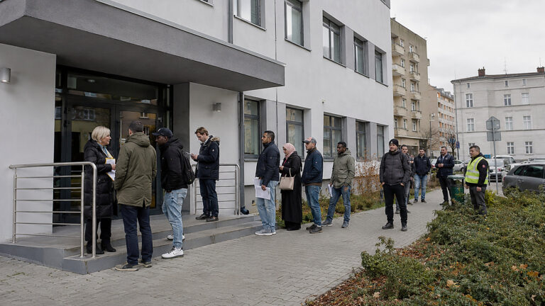 Ponad 60 migrantów w centrum w Ostrowie. Integracja wymaga kontroli