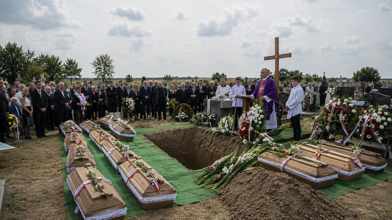 Na Wołyniu rozpoczął się pogrzeb 55 polskich ofiar zbrodni