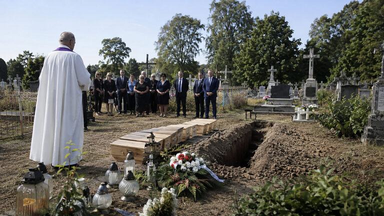 W Ostrówkach pochowano 55 polskich ofiar zbrodni wołyńskiej