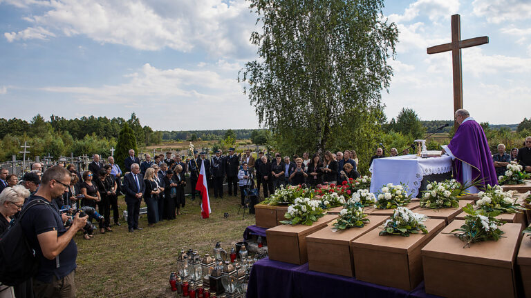 W Ostrówkach rozpoczął się pogrzeb 55 polskich ofiar UPA