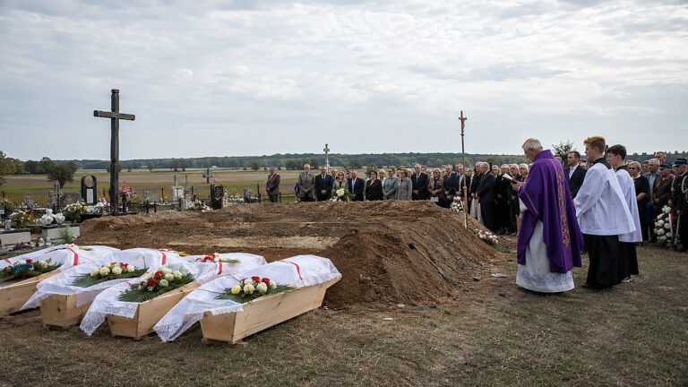 Ostrówki: pogrzeb 55 polskich ofiar rzezi wołyńskiej