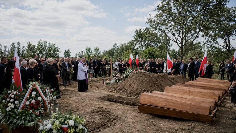 Ostrówki: pogrzeb 55 Polaków zamordowanych w zbrodni wołyńskiej
