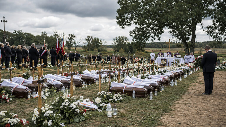 Pogrzeb 55 ofiar rzezi wołyńskiej. Morawiecki oddał hołd pomordowanym