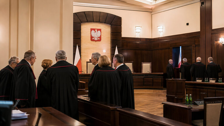 Siedmiu sędziów TK apeluje o dopuszczenie czworga do orzekania