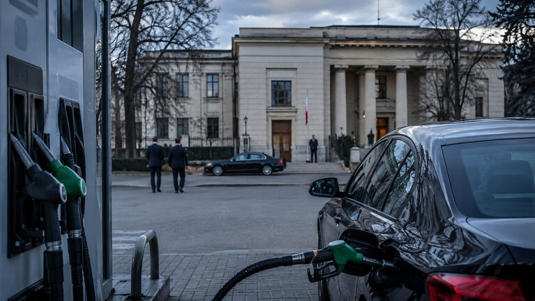 Podatek paliwowy w Trybunale. Tusk atakuje „cenami Nawrockiego”, Pałac odbija salonikiem VIP