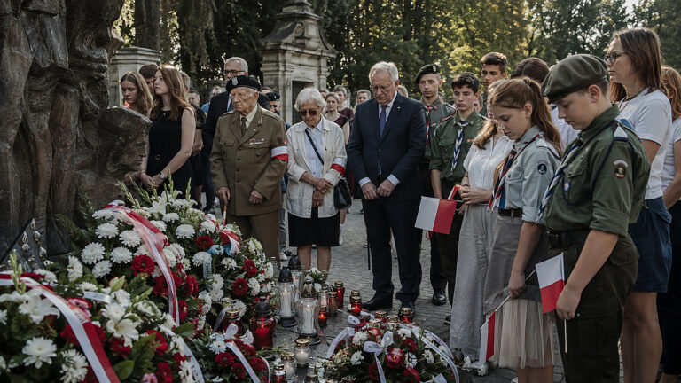 Pamięć o Powstaniu Warszawskim wymaga powagi. Rocznica nie jest politycznym widowiskiem