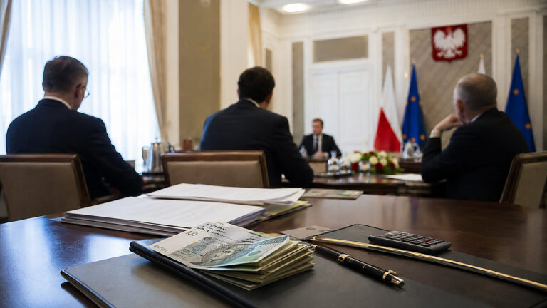Trzy procent dla władzy. Podwyżki mogą objąć Tuska i Nawrockiego