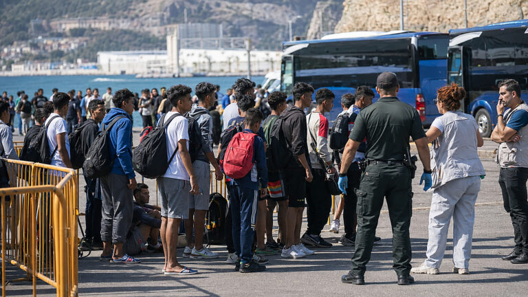 Madryt chce rozmieścić około 7 tys. nieletnich migrantów z Ceuty