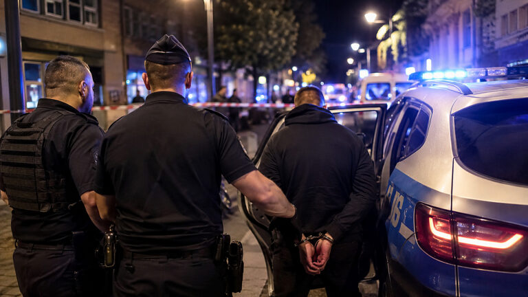 Atak nożem we Wrocławiu. Spór Czarnka z MSWiA o deportacje