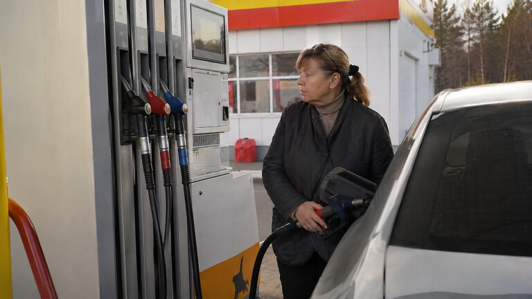Benzyna staniała przed wizytą Putina. Krasnojarski pokaz władzy