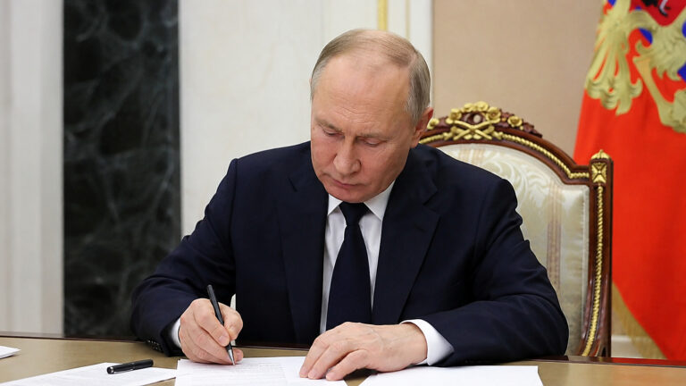 Putin podpisał ustawę wymierzoną w Rosjan za granicą. Państwo zablokuje majątek i usługi