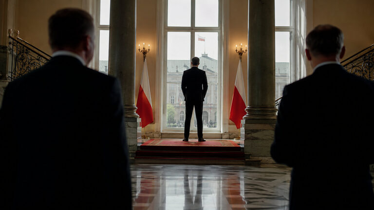 Le Monde o Nawrockim: prezydent rzuca wyzwanie Tuskowi i Kaczyńskiemu