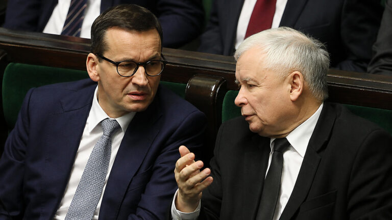 Sondaż po rozłamie w PiS. Morawiecki osłabia dawną partię, Korona rośnie