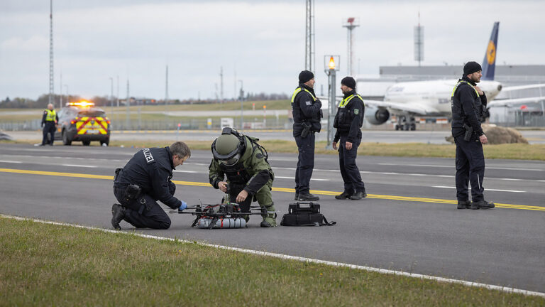 Dron z ładunkiem na lotnisku w Lipsku. Polska nie może czekać na własny alarm