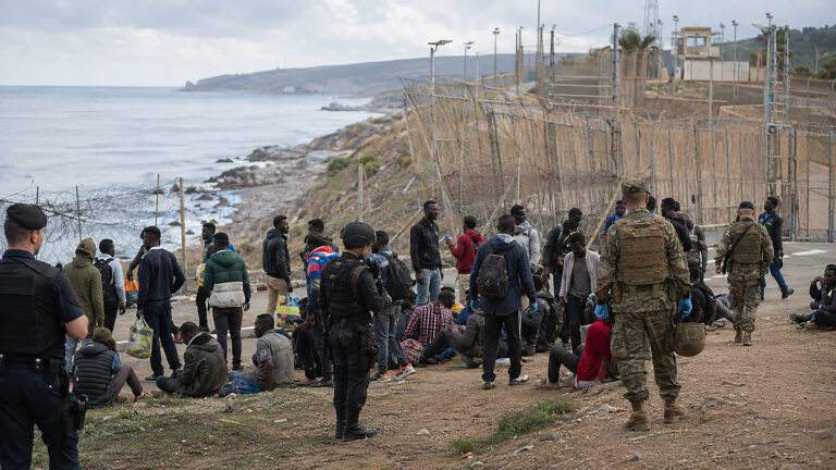 Ceuta po masowym napływie migrantów. Duński minister wskazuje na możliwy rosyjski wpływ
