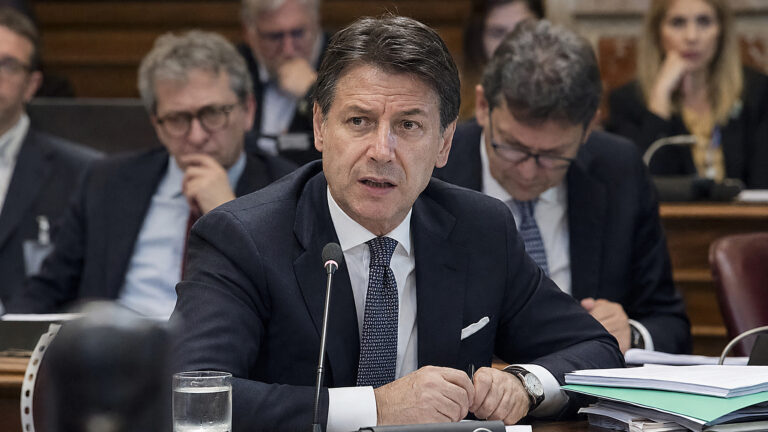 Giuseppe Conte przed komisją do spraw Covid. Spór o dekrety i pandemiczne zamówienia