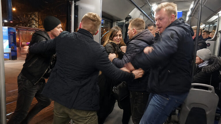 Agresja w krakowskim tramwaju. Pasażerowie stanęli w obronie kobiety