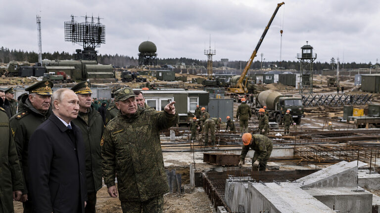 Putin reaktywuje radzieckie wojska budowlane. Bazy pod NATO rosną