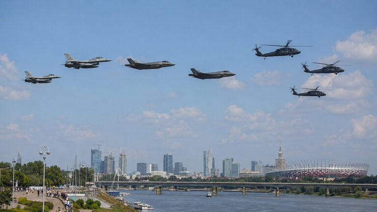 F-16, F-35 i Black Hawk nad Wisłą. Polska pokazuje siłę