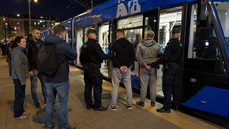 Krakowski tramwaj i test porządku. Zatrzymania po obronie kobiety