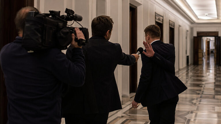 Błaszczak starł się z reporterem TVN24. Pytania o Suszka bez odpowiedzi