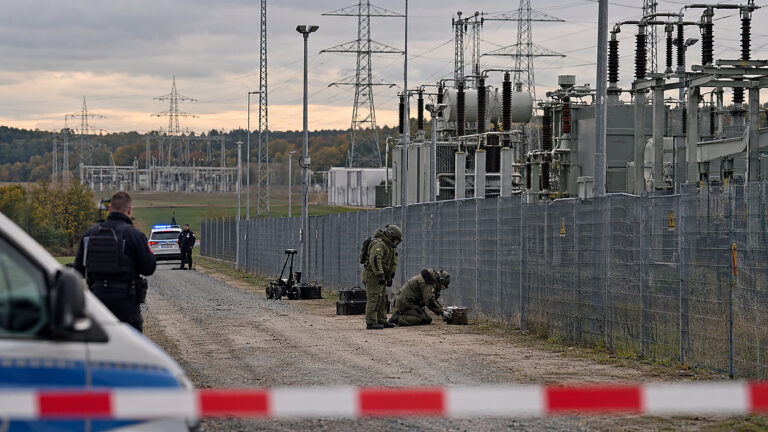 Ładunki przy dwóch stacjach w Saksonii. Alarm niedaleko Polski