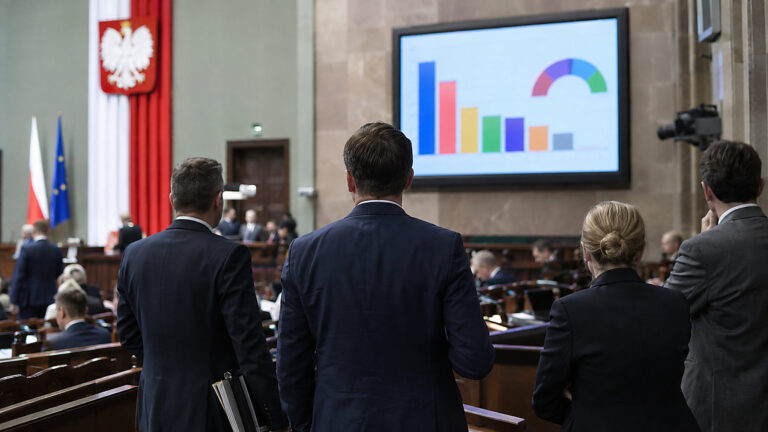 Nowy sondaż: sześć partii w Sejmie. Lewica tuż za podium
