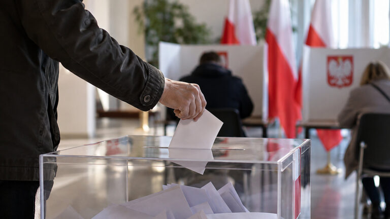 Sondaż: prawicowa koalicja lepsza dla Polski niż układ KO z Konfederacją