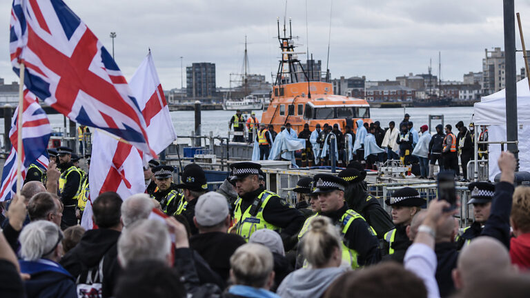 Portsmouth: setki protestowały po przybyciu łodzi z około 140 migrantami