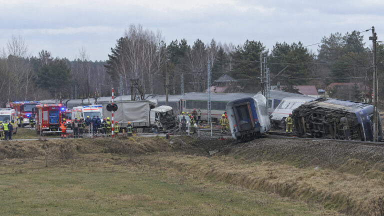 Jedna ofiara po wykolejeniu pociągu Intercity w Sokolnikach Suchych