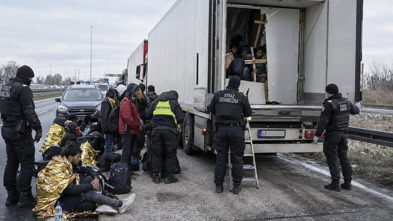 34 migrantów ukrytych w chłodni. Straż Graniczna zatrzymała transport na A2